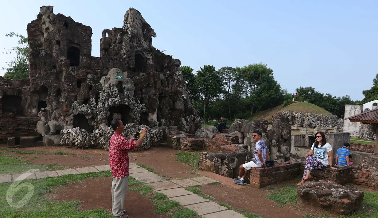 Pengunjung berfoto dan bermain bersama di Taman Sari Goa Sunyaragi, Cirebon Jawa Barat (5/7). Goa Sunyaragi adalah taman air yang dibangun oleh Pangeran Kararangen Arya Carbon.(Liputan6.com/Angga Yuniar)
