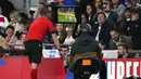 Wasit Andreas Ekberg memeriksa VAR sebelum memberikan penalti kepada Inggris saat melawan Swiss pada pertandingan uji coba di Stadion Wembley, London, Inggris, 26 Maret 2022. Inggris menang 2-1. (AP Photo/Alastair Grant)