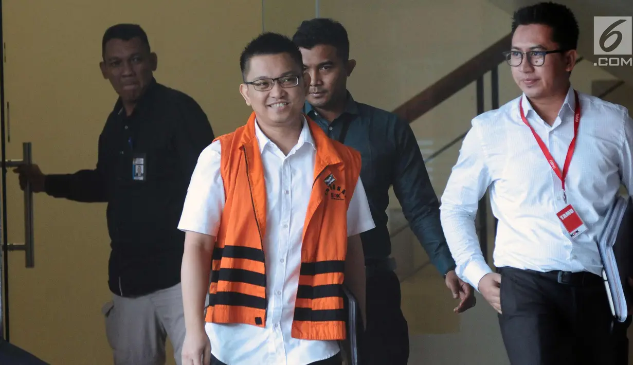 Tersangka penyuap hakim PT Sulawesi Utara Sudiwardono, Aditya Anugrah Moha (kedua kiri) usai menjalani pemeriksaan lanjutan di Gedung KPK, Jakarta, Kamis (14/12). Aditya resmi ditahan KPK pada 8 Oktober 2017 lalu. (Liputan6.com/Helmi Fithriansyah)