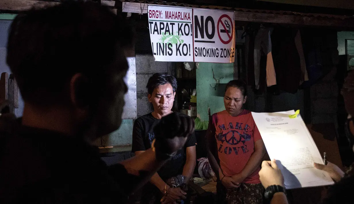 Agen Drug Enforcement Agency (PDEA) Filipina menangkap seorang tersangka pengedar narkoba di Desa Maharlika, Taguig, selatan Manila (28/2). (AFP Photo/Noel Celis)