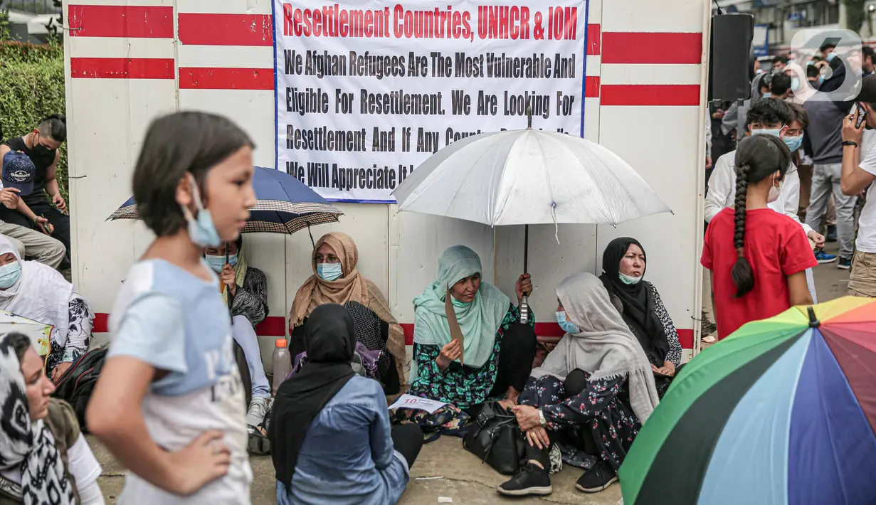 Pengungsi Afghanistan melakukan unjuk rasa di depan Kantor UNHCR, Jakarta, Kamis (31/3/2022). Pengungsi Afghanistan memprotes ketidakpedulian UNHCR dan meminta pejabat terkait meninjau kembali kasus migrasi serta pemukiman kembali mereka. (Liputan6.com/Faizal Fanani)