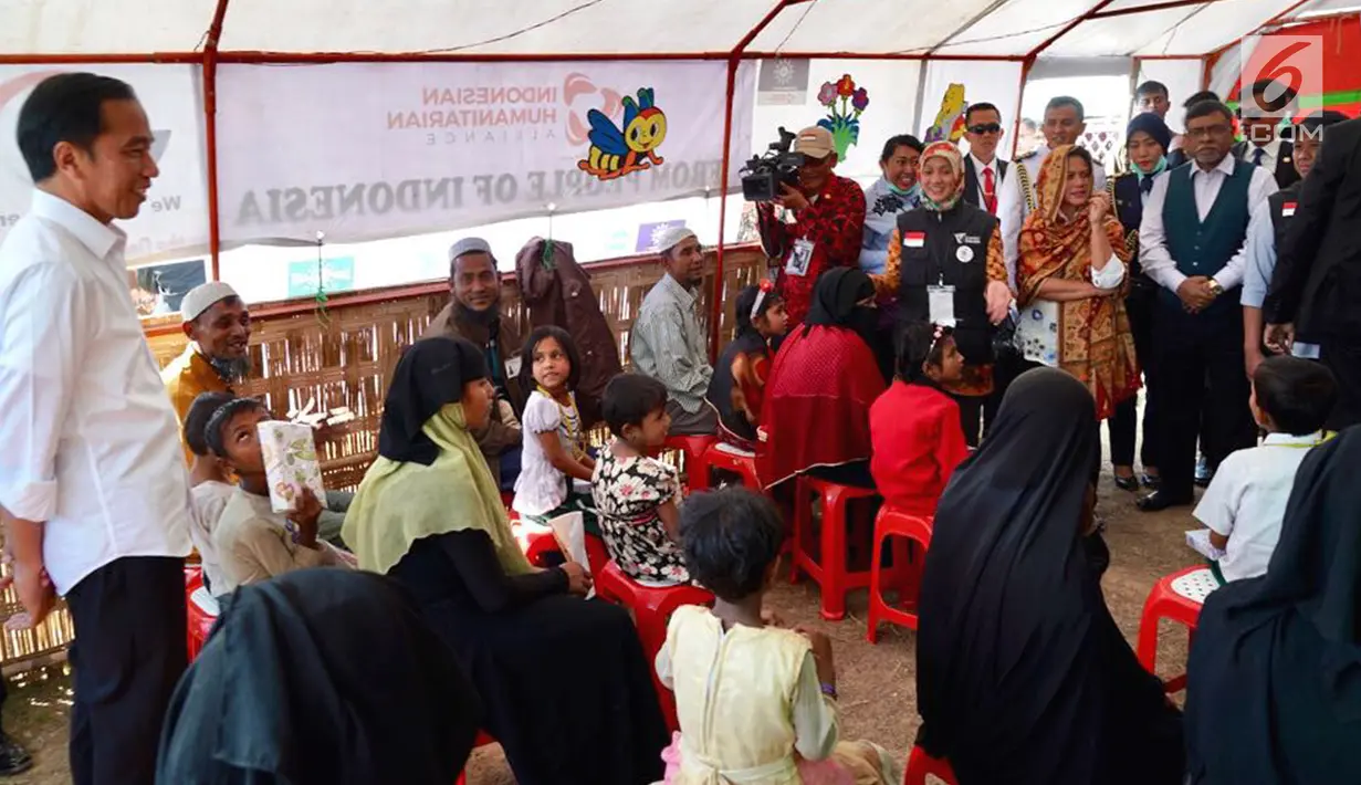 Suasana saat Presiden Jokowi mengunjungi pengungsian Rahkhine State di Kamp Jamtoli, Sub Distrik Ukhiya, Distrik Cox's Bazar, Bangladesh, Minggu (28/1). Dalam kunjungan tersebut hadir pula Ibu Negara Iriana. (Liputan6.com/Pool/Rusman Biro Pers Setpres)