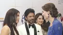 Duchess of Cambridge, Kate Middleton berbincang dengan bintang Bollywood, Shahrukh Khan dan Aishwarya Rai ketika menghadiri acara amal di Taj Palace Hotel, Mumbai, India, Minggu (10/4). (REUTERS/Rafiq Maqbool/Pool)
