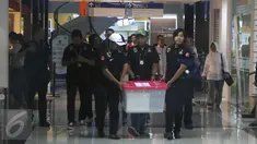 Badan Reserse Kriminal Kepolisian RI membawa boks berisi dokumen di sebuah Rumah Sakit di Jakarta, Kamis (4/2/2016). Penggeledahan dilakukan untuk mencari data mengenai pelaksanaan transplantasi ginjal. (Liputan6.com/Gempur M Surya)