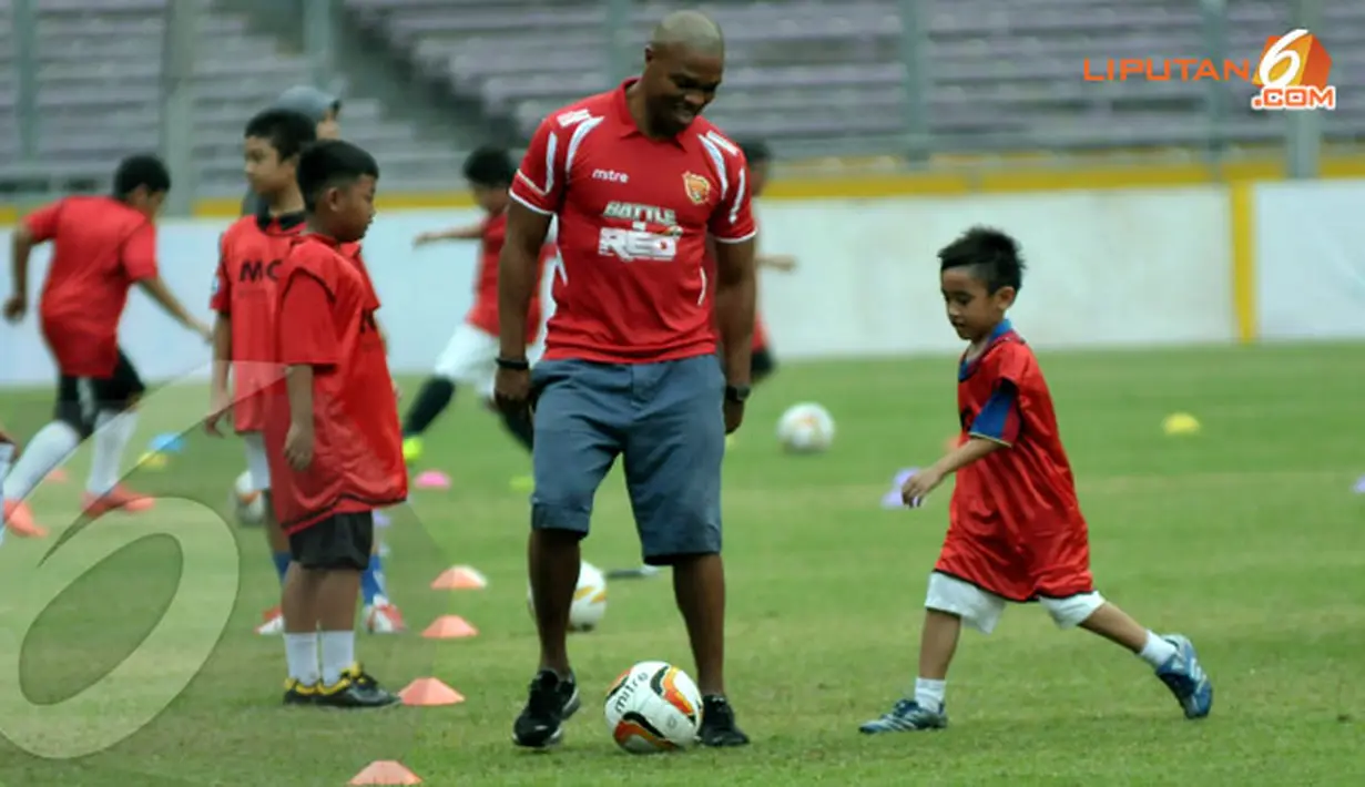 Para peserta coaching clinic terlihat ceria dan bersemangat mendapat sedikit pelatihan dari eks pemain bintang Liga Premier Inggris (Liputan6.com/ Helmi Fithriansyah)