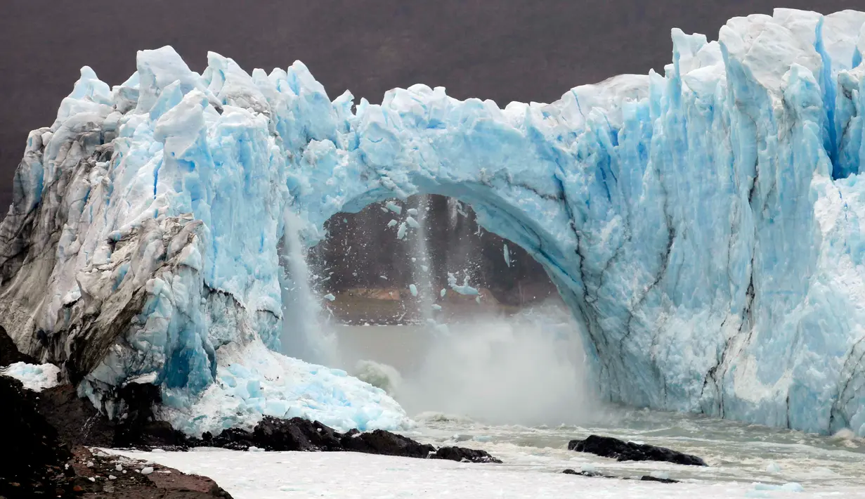 Pemandangan runtuhnya dinding es Gletser Perito Moreno di Taman Nasional Los Glaciares, Argentina, Kamis (10/3). Runtuhnya es dari gletser merupakan hal yang banyak ditunggu oleh wisatawan yang berkunjung di tempat menakjubkan ini. (AFP PHOTO/Walter Diaz)