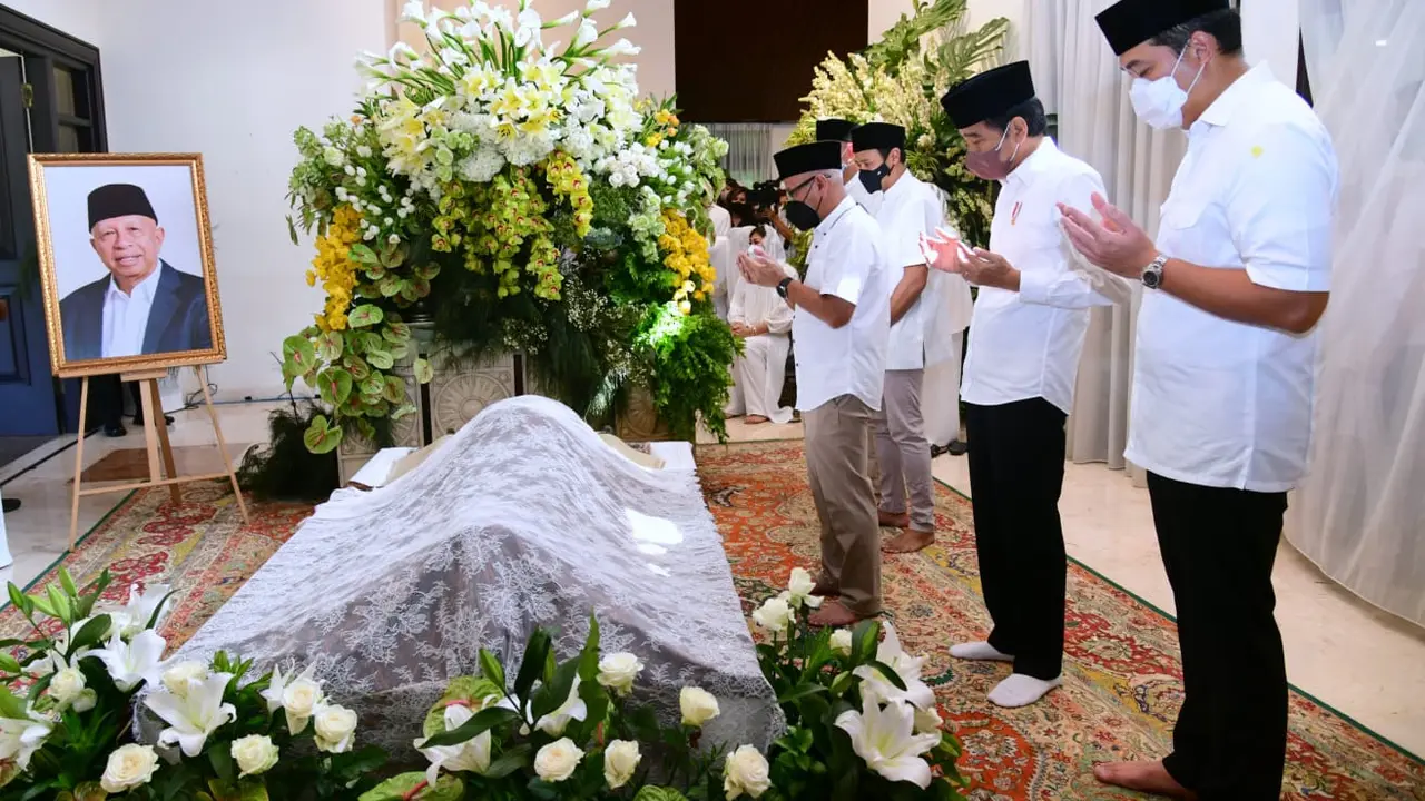 Presiden Joko Widodo atau Jokowi bertakziah ke rumah duka almarhum Arifin Panigoro di Cilandak Timur, Pasar Minggu