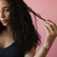 Rambut keriting memiliki karakter yang berbeda dari rambut lurus. Karena itu, perawatannya pun perlu disesuaikan agar ikal tetap sehat dan terbentuk dengan baik. (Foto/Dok: Pexels)