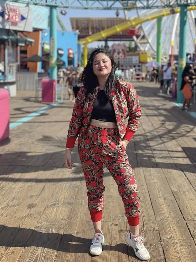 5 Gaya Fashion Marshanda Kenakan Pakaian Brand Lokal di Amerika Serikat