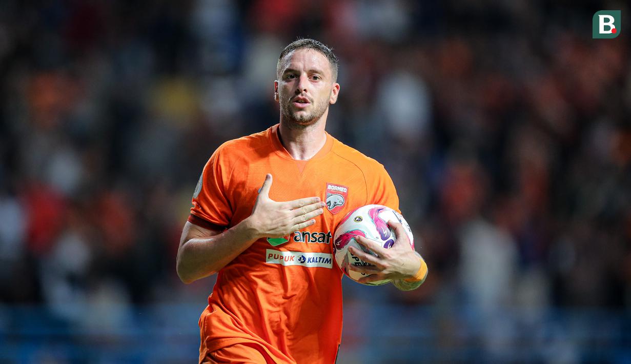 Pemain Borneo FC, Felipe Cadenazzi merayakan golnya setelah sukses melakukan tendangan penalti ke gawang Madura United saat pertandingan leg kedua semifinal championship series BRI Liga 1 2023/2024 di Stadion Batakan, Balikpapan, Kalimantan, Minggu (19/05/2024). (Bola.com/Bagaskara Lazuardi)