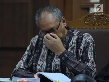 Terdakwa perkara merintangi penyidikan dugaan korupsi E-KTP dengan tersangka Setya Novanto, Bimanesh Sutarjo saat mengikuti sidang lanjutan di Pengadilan Tipikor, Jakarta, Senin (16/4). Sidang mendengar keterangan saksi. (Liputan6.com/Helmi Fithriansyah)