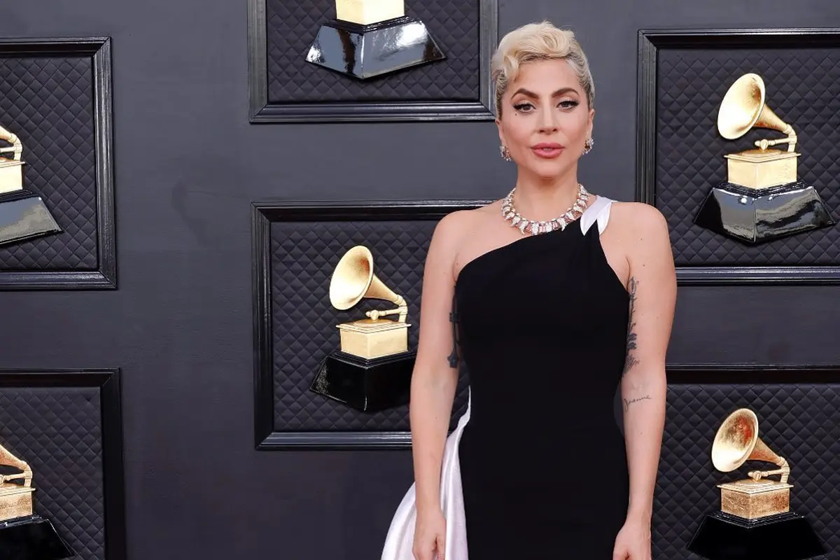 Transformasi Gaun Lady Gaga di Grammy 2022, Ada Momen Dipeluk V BTS