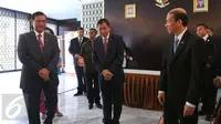 Luhut Panjaitan, Ignasius Jonan dan Archanda Tahar ketika acara serah terima jabatan (sertijab) dari Plt Menteri ESDM ke Menteri ESDM yang baru di Jakarta, Senin (17/10). Kementerian ESDM resmi dipimpin Ignasius Jonan. (Liputan6.com/Angga Yuniar)