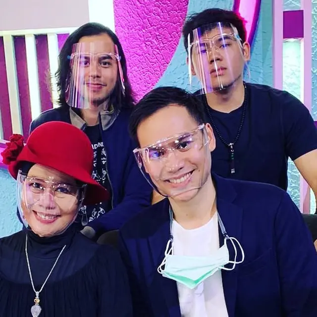 7 Potret Harmonis Dewi Yull dan Keluarga, Awet Muda di Usia 60 Tahun