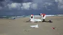 Kelompok Bulan Sabit Merah Libya memasukkan jenazah yang diduga imigran yang tewas tenggelam, ke kantong mayat di pantai Khoms, sebelah timur Tripoli, Minggu (25/10). Sedikitnya 40 jasad telah ditemukan di pantai Libya. (REUTERS/Ismail Zitouny)