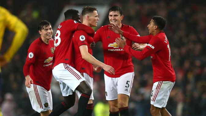 Para pemain Manchester United merayakan gol Scott McTominay (tengah) ke gawang Arsenal dalam lanjutan Liga Inggris di Old Trafford, Manchester, Inggris, Senin (30/9/2019). Pertandingan berakhir 1-1. (AP Photo/Dave Thompson)