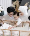 Saat momen Aqiqah, keluarga kecil ini pun tampak kompak mengenakan pakaian serba putih.Credit Instagram/(@dindahw)