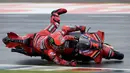 Pembalap Ducati Lenovo, Francesco Bagnaia mengalami nasib sial dalam balapan MotoGP Argentina di Sirkuit Termas de Rio Hondo pada Senin (3/4/2023) dini hari WIB. (AFP/Juan Mabromata)