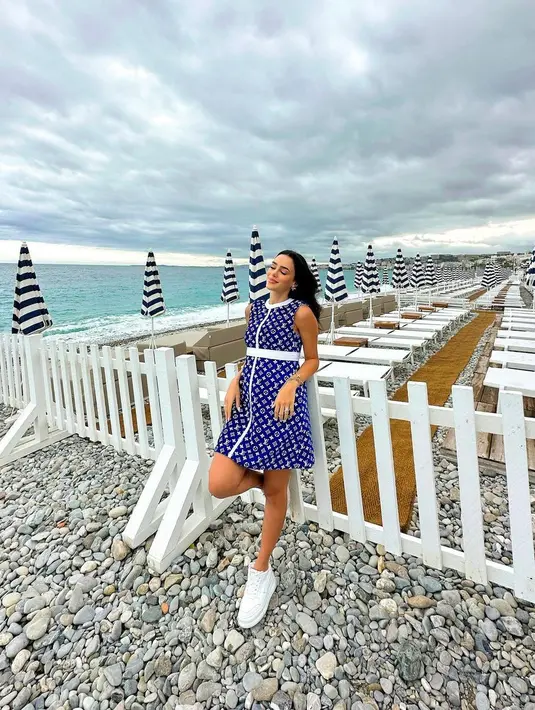 Tampil playful saat berlibur di pantai mengenakan Monogram Towelling Dress dari Louis Vuitton. [Foto: IG/brunabiancardi].