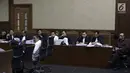 Mantan anggota Komisi XI DPR F-Partai Demokrat Amin Santono (kanan) mendengarkan keterangan saksi saat sidang lanjutan dugaan suap APBN-P 2018 di Pengadilan Tipikor, Jakarta, Kamis (11/10). (Liputan6.com/Herman Zakharia)