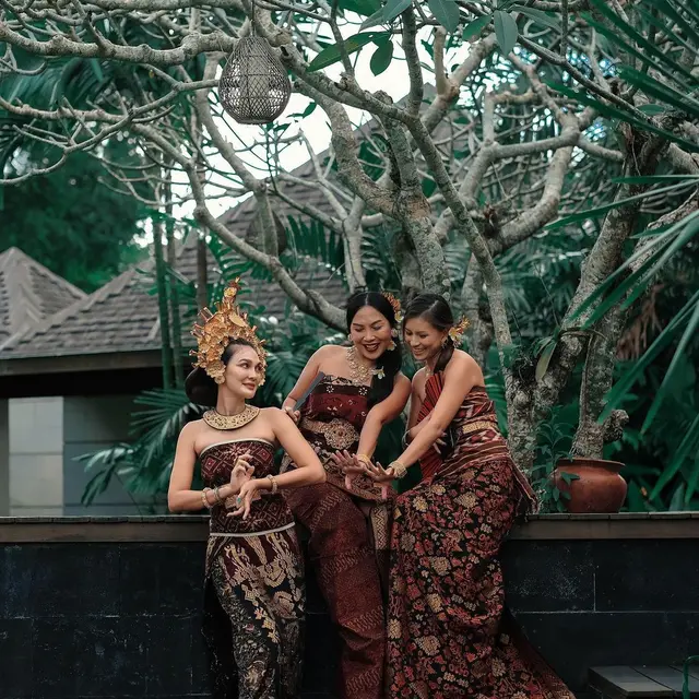 7 Potret Luna Maya Pakai Baju Adat Bali, Menawan