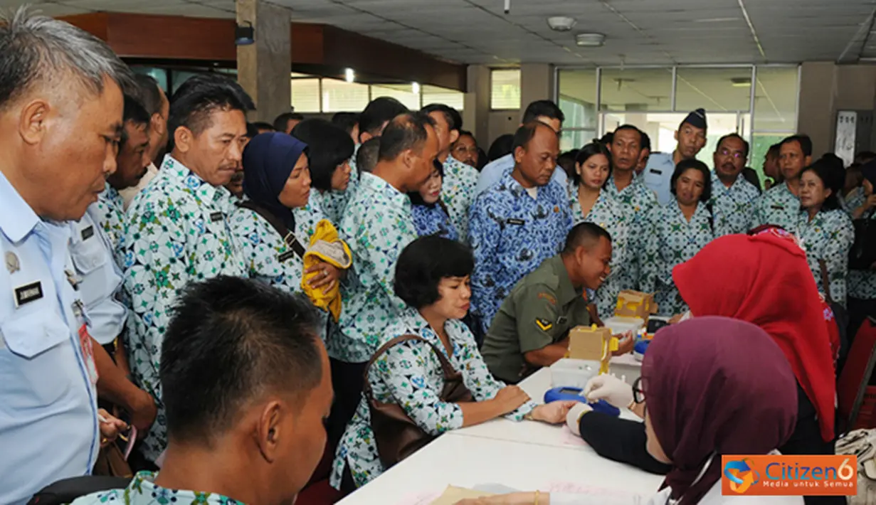 Citizen6, Jakarta: Sebanyak 350 personel militer maupun PNS di lingkungan TNI melakukan donor darah, bertempat di Gedung Aeroklinik Lakespra, Dr. Saryanto TNI AU Jakarta, Selasa (13/11). (Pengirim: Badarudin Bakri).