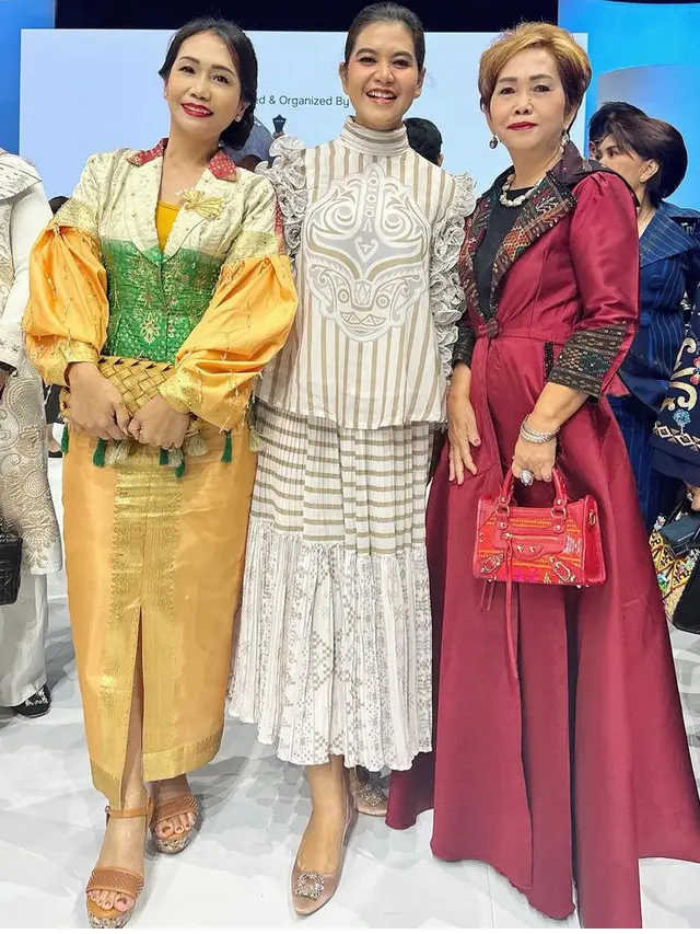 Kahiyang Ayu Hadir di Indonesia Fashion Week.
