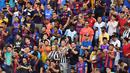 Sejumlah fans menyaksikan latihan Juventus di Red Bull Arena, New Jersey, Jumat (21/7/2017). Latihan ini dilakukan jelang laga ICC 2017 melawan Barcelona. (AFP/Jewel Samad) 