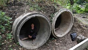 Petani Thailand, Pratuan Chuawong, duduk di dalam bunker dekat sebuah kuil selama bentrokan di sepanjang perbatasan Thailand-Kamboja di Provinsi Sa Kaeo, Thailand, pada Rabu 10 Desember 2025. Lebih dari 500.000 orang telah mengungsi ke tempat aman di Thailand dan Kamboja sejak dimulainya kembali konflik perbatasan. (Lillian SUWANRUMPHA/AFP)