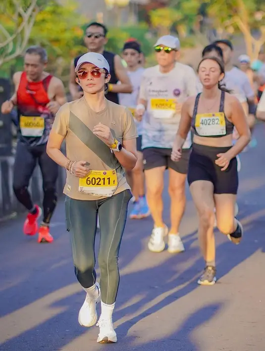 <p>"Kali ke 2 nyoba ikutan HM 21 K lagii.. sejujurnya.. 2 minggu menjelang race.. mental dikit2 mulai droop krn banyaknya cerita pengalaman pelari2 yg udah ikutan tahun lalu.." tulis Ussy. [Instagram/ussypratama]</p>