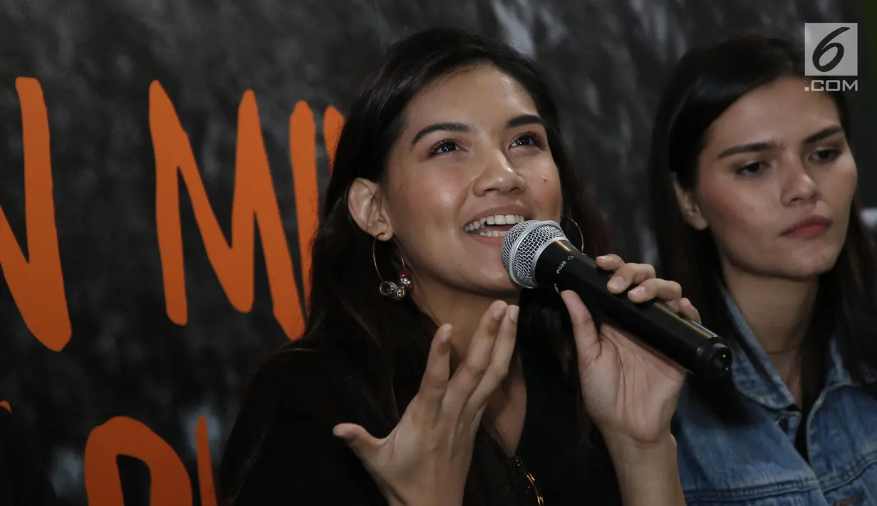 Monita Tahalea memberikan komentar saat peluncuran #BERANIMIMPI2017 di kawasan Menteng, Jakarta, Selasa (30/05). Berani Mimpi berencana membangun beragam fasiltas di Papua. (Liputan6.com/Herman Zakharia)
