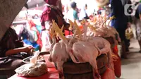 Ayam potong dijual di Pasar Kebayoran Lama, Jakarta, Rabu (14/4/2021). Memasuki bulan Ramadan, harga daging ayam alami kenaikan dari Rp 39 ribu menjadi Rp 45 ribu per kilogram. (Liputan6.com/Angga Yuniar)