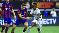 Fermin Lopez mencetak satu gol dan assist ketika Barcelona menang 3-0 atas Real Madrid pada laga pramusim di Stadion AT&T, Minggu (30/7/2023). (AFP/Aric Becker)