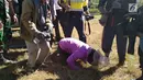 Pendaki sujud syukur setelah tiba di samping Kantor Kecamatan Sembalun, Lombok Timur, Nusa Tenggara Barat (NTB), Selasa (31/7). Tim gabungan berhasil mengevakuasi tiga pendaki yang sempat terjebak di Gunung Rinjani. (Liputan6.com/HO/Pendam Udayana)