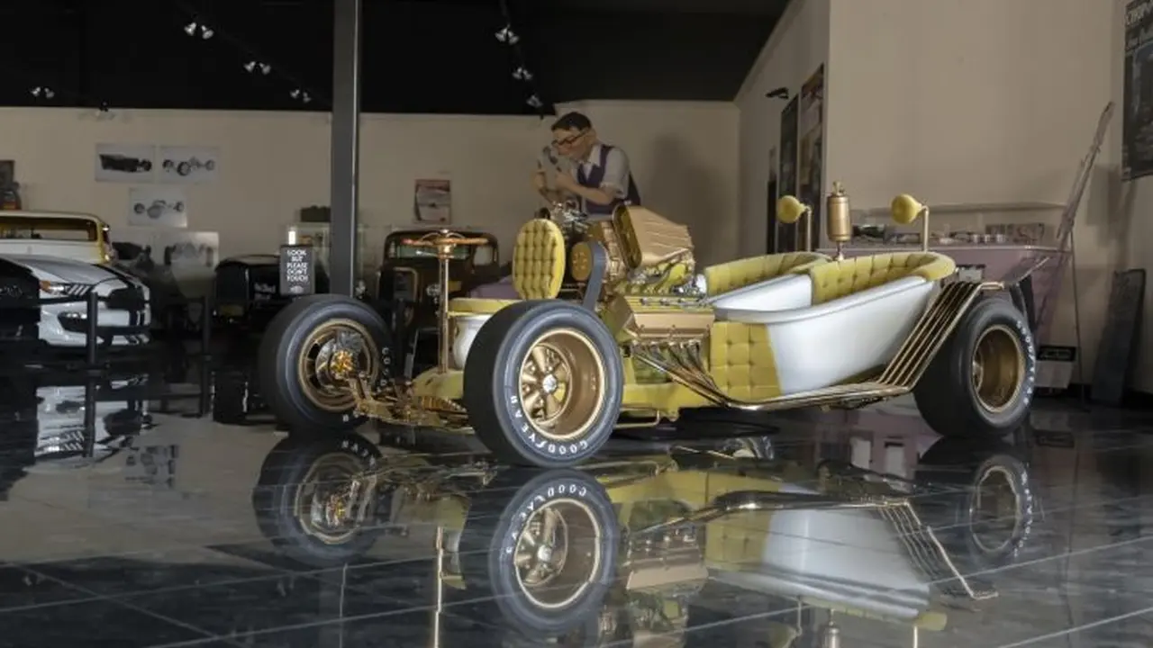 Mobil Balap Berbentuk Bathtub di Kamar Mandi (Autoevolution)