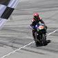 Pembalap Monster Yamaha asal Prancis Fabio Quartararo menyentuh garis finis pertama balapan MotoGP Catalunya di Circuit Barcelona de Catalunya, Minggu (5/6/2022). (foto:&nbsp;LLUIS GEN / AFP)