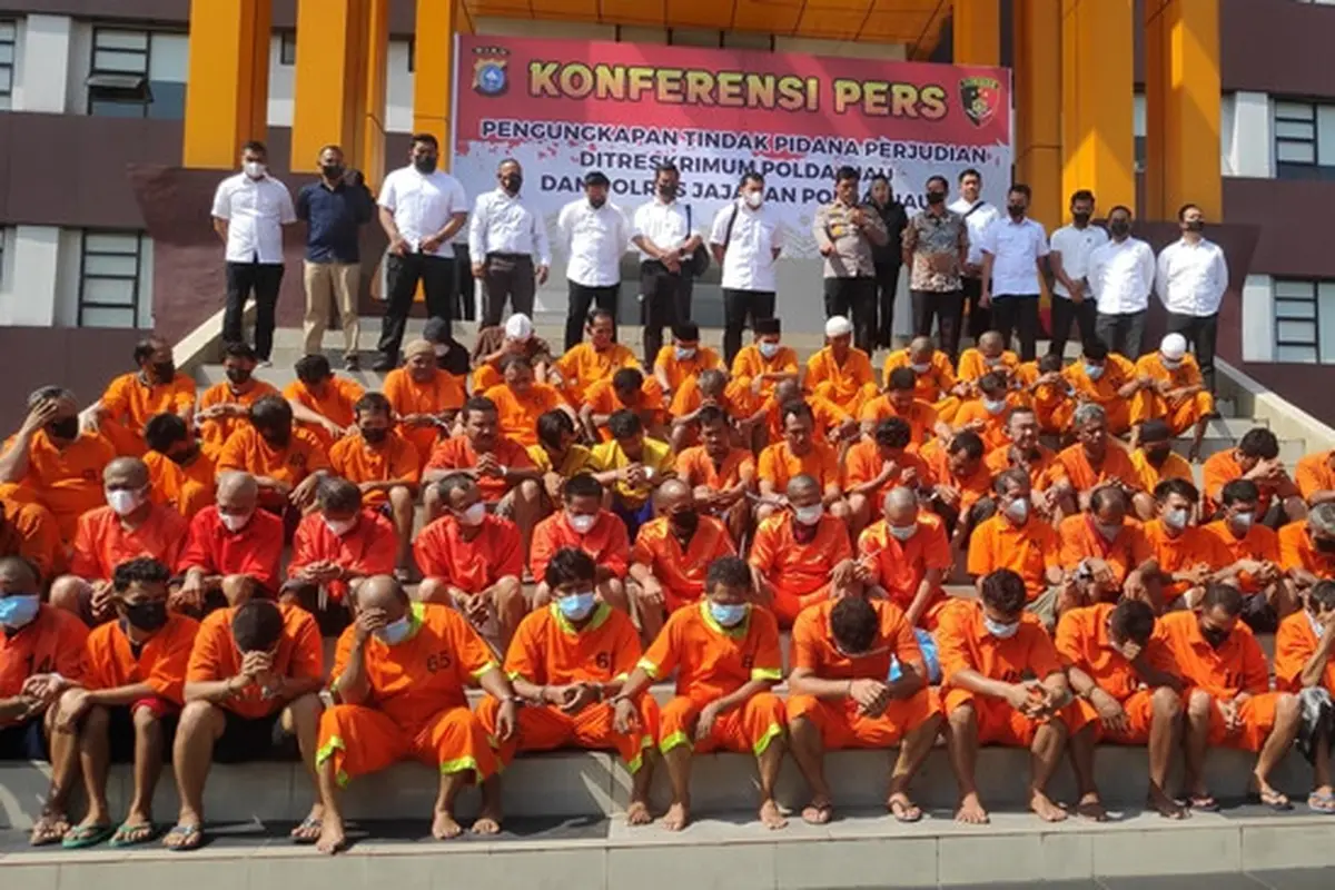 Puluhan tersangka kasus judi di Riau (baju oranye) yang ditangkap Polda Riau sejak Agustus.