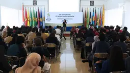 Mahasiswa dar berbagai kampus saat mengikuti Workshop Session Emtek Goes to Campus 2018 di Gedung 2 Universitas Padjajdaran, Bandung, Selasa (4/12). Sesi workshop diisi sejumlah materi termasuk jurnalistik media on line. (Liputan6.com/Helmi Fithriansyah)