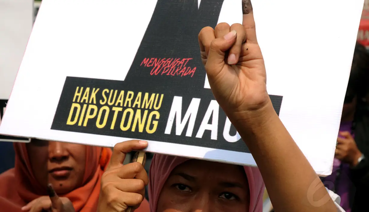 Sejumlah elemen massa kembali berunjuk rasa menolak disahkannya UU Pilkada di depan gedung DPR RI, Jakarta, (14/10/2014). (Liputan6.com/Helmi Fithriansyah)