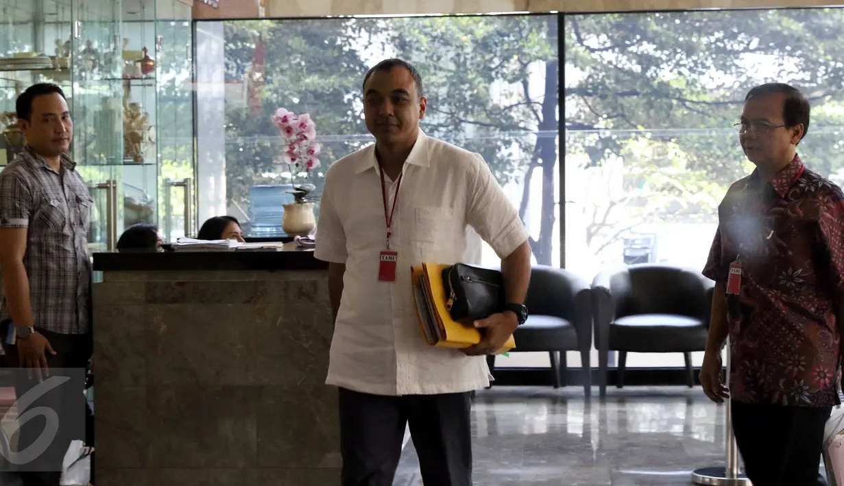 Bupati Tangerang, Ahmed Zaki Iskandar Zulkarnain (tengah) menuju ruang tunggu Gedung KPK, Jakarta, Jumat (22/4). Zaki diperiksa sebagai saksi M Sanusi terkait dugaan suap Rancangan Peraturan Daerah reklamasi Teluk Jakarta. (Liputan6.com/Helmi Afandi)