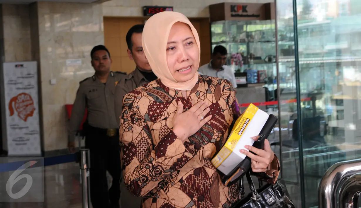 Panitera PN Jakarta Utara Rina Pertiwi berjalan keluar Gedung KPK, Jakarta, usai menjalani pemeriksaan, Selasa (2/8). Rina diperiksa sebagai saksi terkait kasus dugaan suap yang melibatkan pedangdut Saipul Jamil. (Liputan6.com/Helmi Afandi)