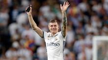 Toni Kroos melambaikan tangan usai laga Perempat Final Liga Champions 2017 antara Bayern Munchen vs Real Madrid di Santiago Bernabeu, Spanyol, Rabu (19/4). Madrid keluar sebagai pemenang dengan skor 4-2. (AP Photo)