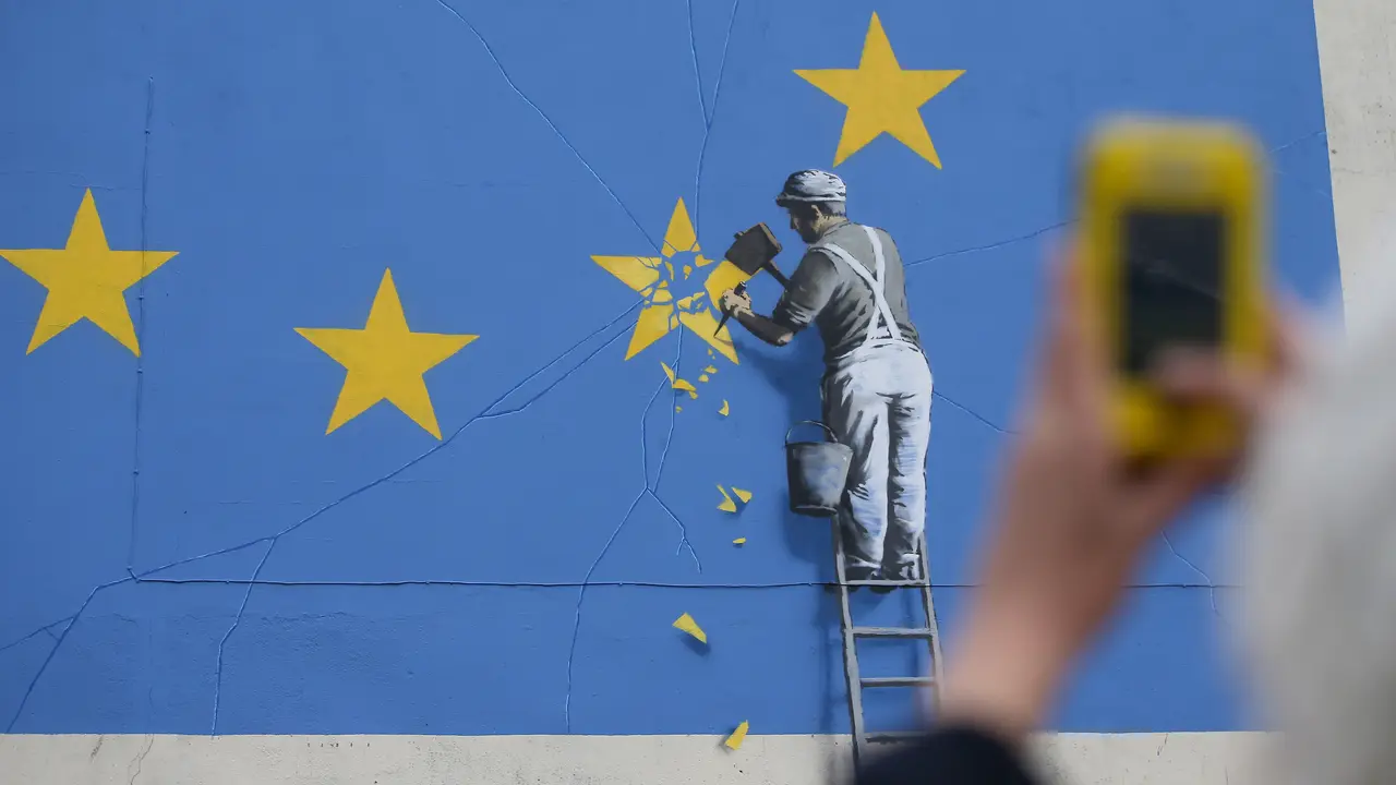 20170508-Runtuhnya Bintang Uni Eropa di Tangan Banksy-AFP