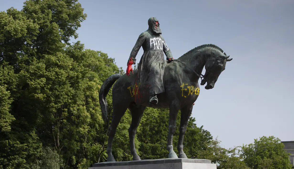 Patung Raja Belgia Leopold II dicoret dengan cat dan grafiti di Brussel, Belgia, Rabu (10/6/2020). Di tengah protes dunia atas kematian George Floyd, patung Raja Leopold II dirusak karena pemerintahannya yang brutal ketika menguasai Kongo ratusan tahun silam. (AP Photo/Virginia Mayo)