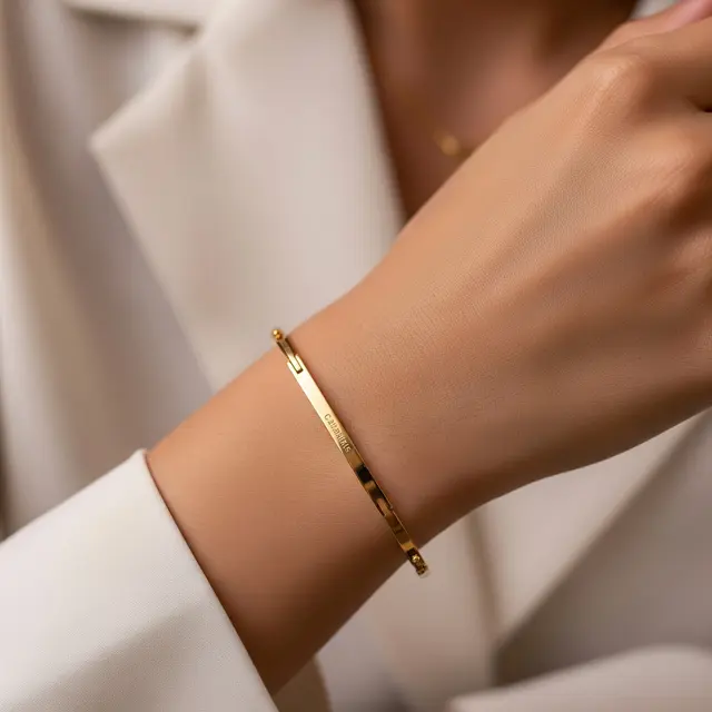 Gelang Emas Minimalis Tipis tapi Tetap Terlihat Mahal (AI)