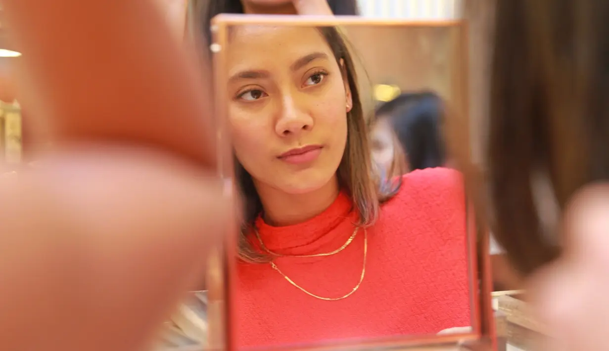 Tara Basro saat sedang memperhatikan wajah cantiknya di depan kaca. Dalam pantulan kaca, Tara sangat memesona jelang acara pembukaan butik 'Tulola Jewelry' dan peluncuran webseries Tulola. (KapanLagi.com/Adrian Utama Putra)