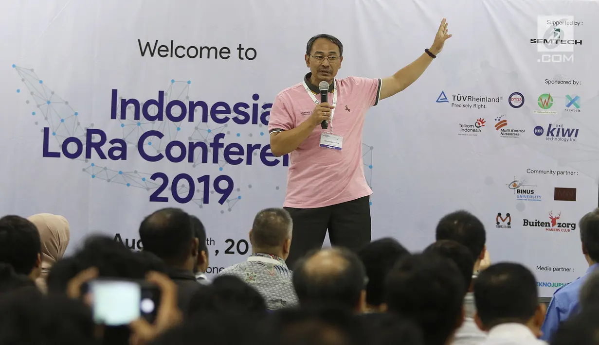 Ketua Umum Asosiasi IoT Indonesia Teguh Prasetya memberikan sambutan dalam Indonesia Long Range Conference (IDLoRaCon) 2019 di Function Hall Studio 6 Emtek City, Jakarta, Rabu (14/8/2019). Perkembangan IoT di Indonesia juga menjadi pembicaraan dalam acara ini. (Liputan6.com/Herman Zakharia)