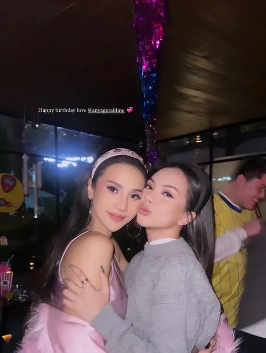 Nazla Alifa pilih look anak sekolah dengan cropped sweter dan inner kemeja putih. Dipadukan dengan rok mini hitam dan loafer putih dari Prada [@nazlaalifa]