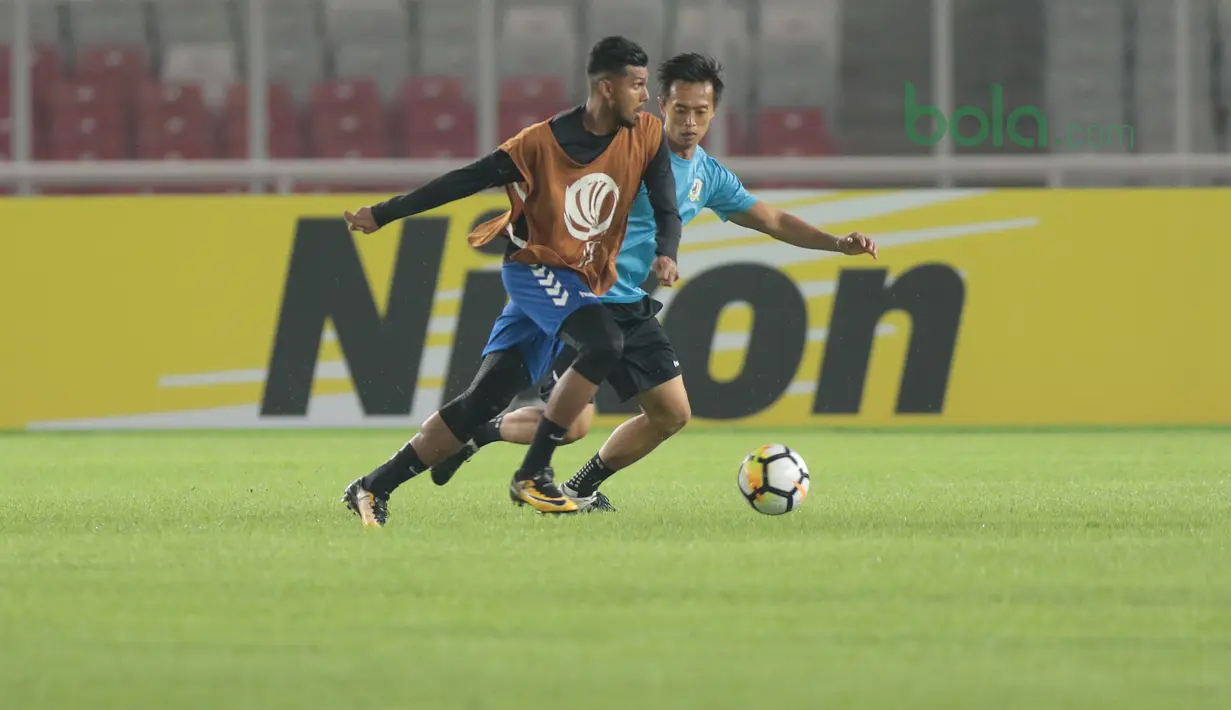 Duel pemain Tampines Rovers pada uji coba lapangan jelang Piala AFC 2018 di Stadion Utama GBK, Senayan, Jakarta (27/2/2018). Tampines Rovers akan melawan Persija di Grup H. (Bola.com/Nick Hanoatubun)