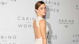 Emma Watson menghadiri makan malam The Kering Foundation's Caring for Women di The Pool on Park Avenue, New York City, Amerika Serikat, 15 September 2022. Desain bagian belakang gaunnya dibuat berenda yang membumbung. (Dia Dipasupil/Getty Images/AFP)